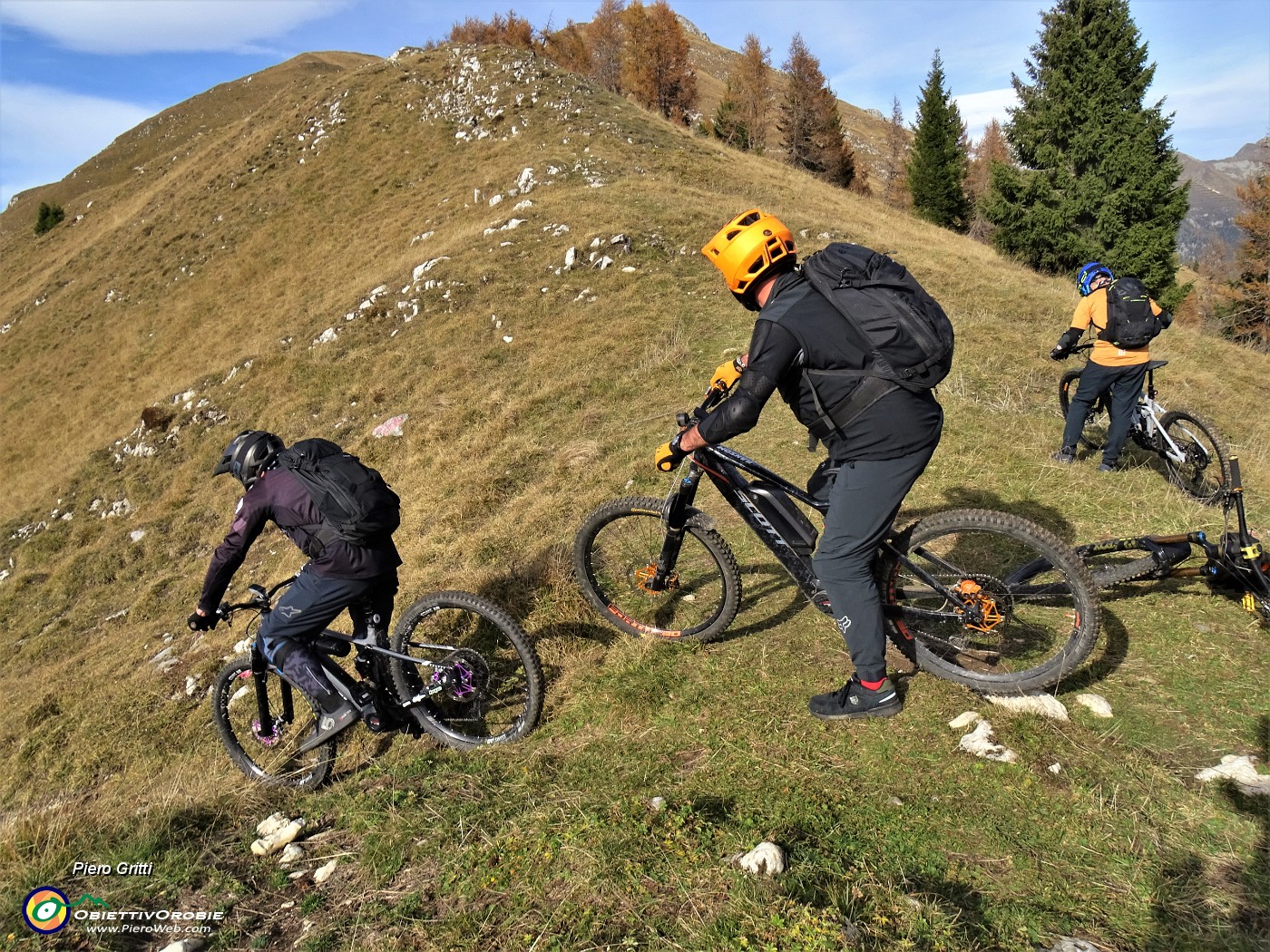 42 Fino al Passo di Monte Colle sono arrivati anche i ciclisti in mountain bike.JPG